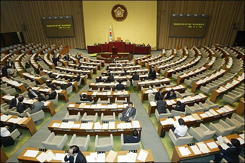 2일 저녁 국회 본회의장에 열린우리당 의원들만 입장한 가운데 야당 의원들의 자리는 비어 있다. 